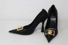 A pair of pre-owned Versace shoes (EU 40 - Good condition).