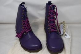 A pair of as new Gudrun Sjoden Kanga boots in purple (EU 31).