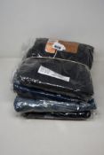 Four pairs of as new Levi's 501 jeans (W32/L32, 2 x W32/L32, W32/L34).