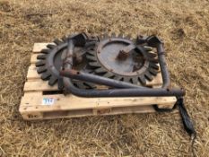 Following / guiding wheels