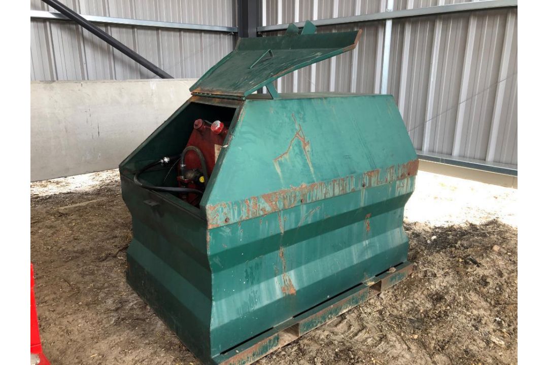 990l Merrick Loggin diesel bunded tank with 12v pump and pallet tine attachments - Image 3 of 4
