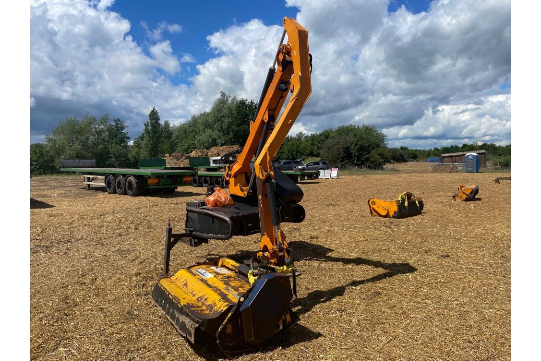 2003 Noremat Tonica hedge cutter with Bomford Pro-Cut 1.3m flail head. Serial No: 9021602. N.B: Manu - Image 3 of 10