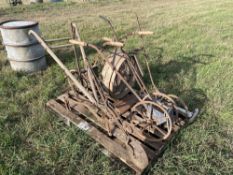 Quantity pedestrian hoes and riddles etc