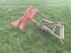 Single leg subsoiler adapted for pipe laying, linkage mounted