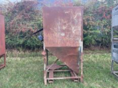 Feed bin with hydraulic auger and stirrer
