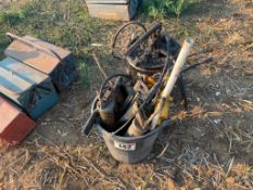 Quantity grease guns and grease can