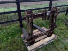 Heavy duty pallet tines, linkage mounted