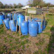 20 x plastic feeders on wooden legs