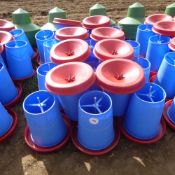 20 x Manola feeders with top hats