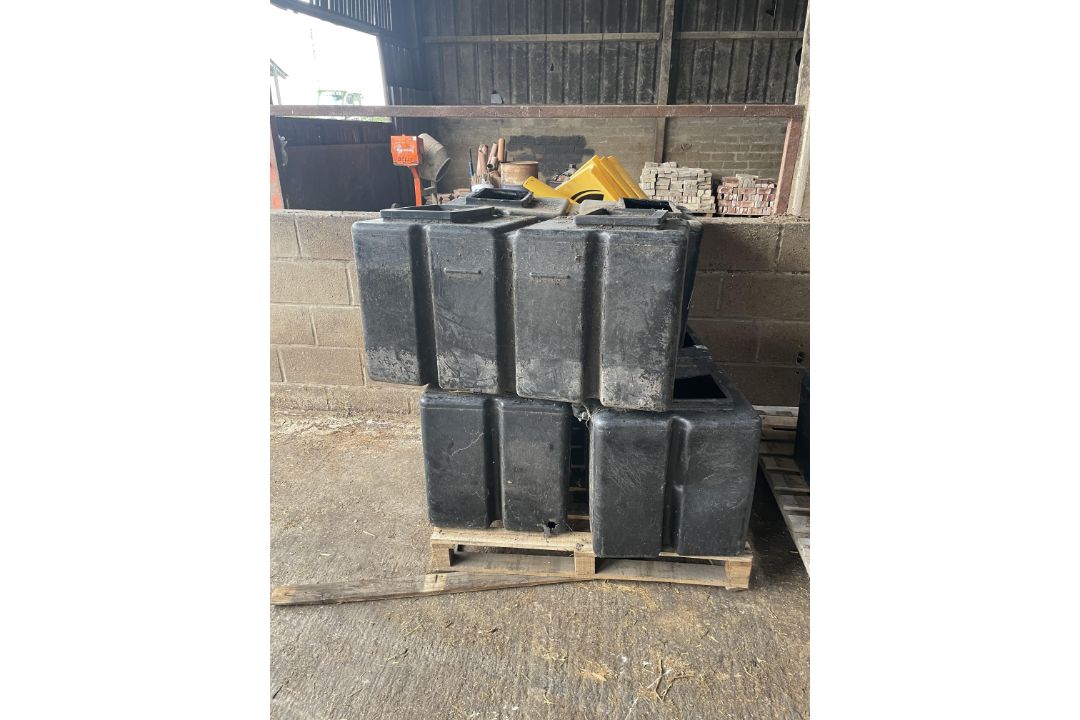 Quantity of Plastic Water Tanks x 4 - Image 1 of 2
