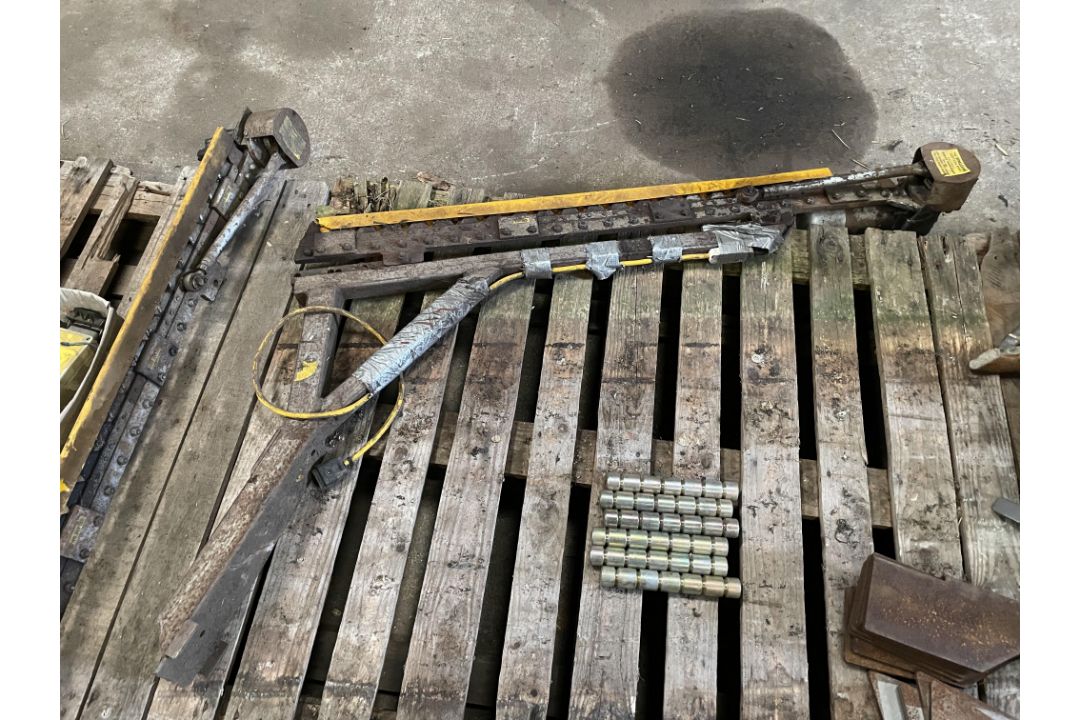 2 x Combine Side Knives - Image 1 of 2