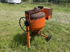 Belle cement mixer, 2002 model Maxi 140. No VAT on this lot.