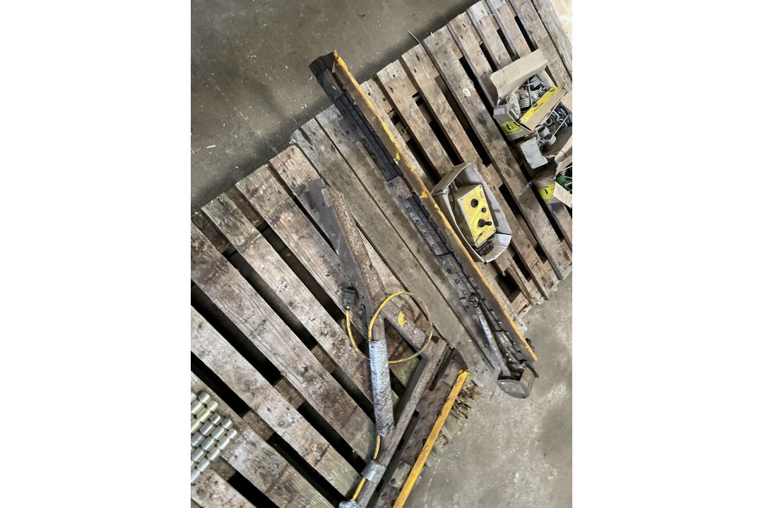 2 x Combine Side Knives - Image 2 of 2