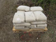 20 x Bags of grit on pallet (25kg bags)