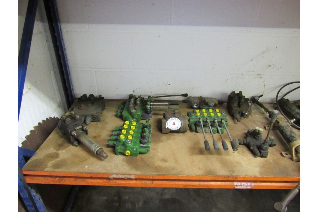 Quantity of hydraulic spool blocks and accessories - Image 1 of 2