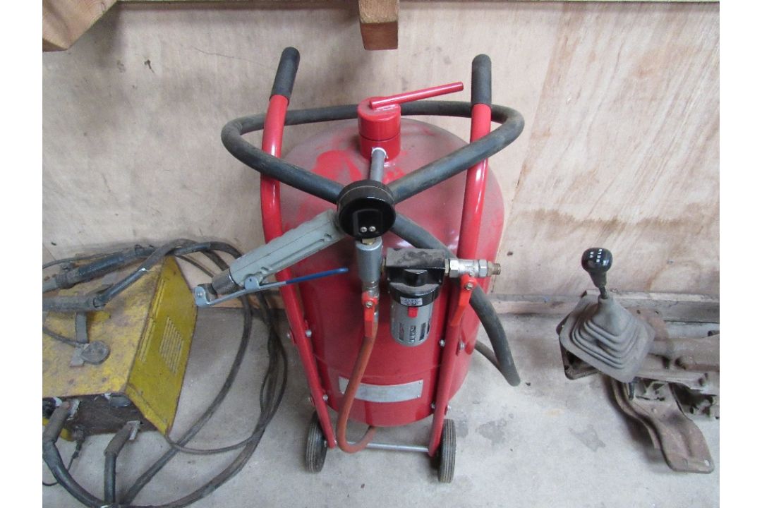 Grit blasting pot,
