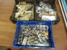 *Quantity of Hinges and Screws