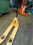 * 2500kg Pallet Pump Truck