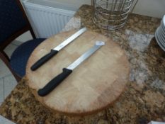 *Circular Chopping Board and 2 Bread Knives