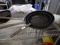 * 3 x frying pans - 1 x 30cm, 2 x 40cm