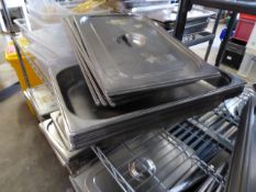 * 8 x 1/1 gastronomes with lids