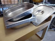 * 5 x 1/2 gastronomes with 2 x lids