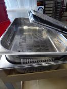 * 3 x 1/1 gastronome steaming trays with lids