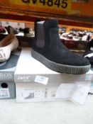 *Ladies Boots (black) Size: 5