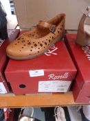 *Roselli Ladies Sandals (tan) Size: 7