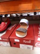 *Roselli Ladies Sandals Size: 4