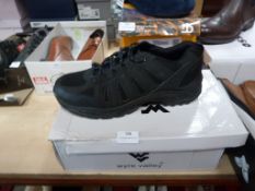 *Wyre Valley Gents Trainers (black) Size: 11