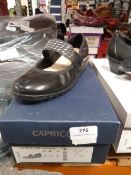 *Capris Ladies Shoes Size: 3.5