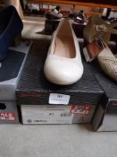 *Ladies Shoes (off-white) Size: 41