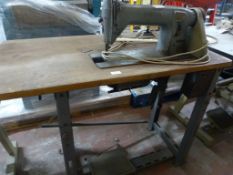 Singer 331K5 Sewing Machine (requires repair)