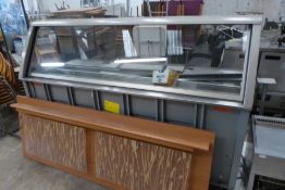 * Large serve over chilled counter - ideal for sanwich production, etc. Comes with illuminated front