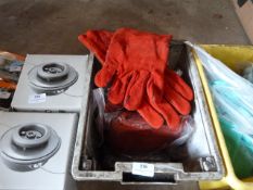 *Five Pairs of Heat-Resistant Leather Gauntlets Si