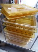 * 5 x plastic gastro pots with lids