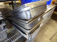 * 6 x 1/1 gastro baking trays