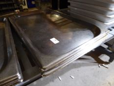 * 5 x 1/1 gastro baking trays