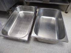 * 4 x 1/1 gastro trays (1 x 150 deep solid and 3 x 100 deep steaming trays)
