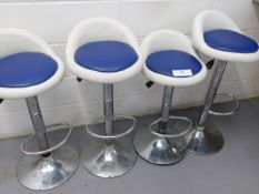 * 4x Stools