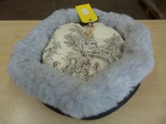 *Suzy Small Pet Bed (black, grey & white)
