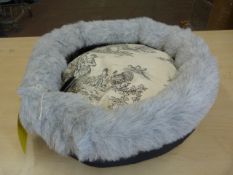 *Suzy Small Pet Bed (black, grey & white)