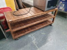 * display table on castors