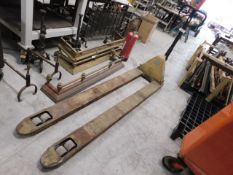 * 2000kg long leg pallet truck (Yellow) As seen