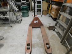 * 2500kg pallet truck (orange) As seen