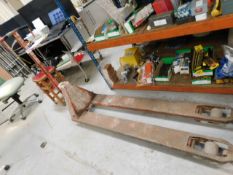 * 2000kg Pallet truck (Red) As seen