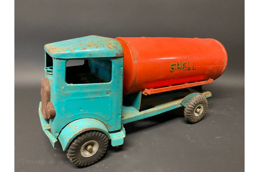 A Tri-ang tinplate model of a petrol tanker in Shell livery. - Image 2 of 2