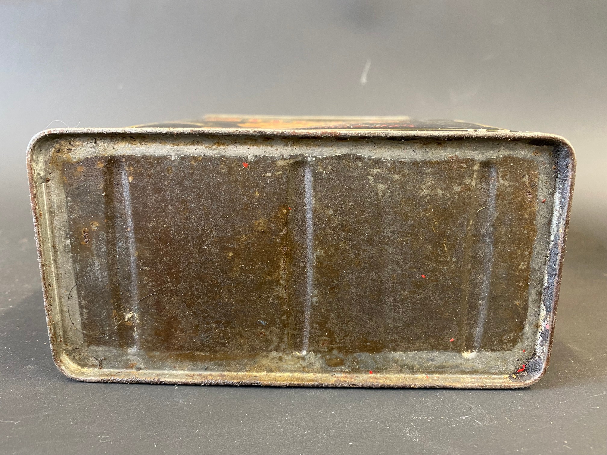 A Shell Motor Oil half gallon can, plus a Shell Gear Oil cylindrical quart can, with original cap. - Image 6 of 10