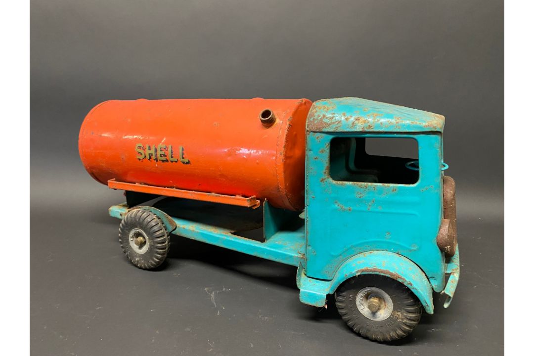 A Tri-ang tinplate model of a petrol tanker in Shell livery. - Image 1 of 2